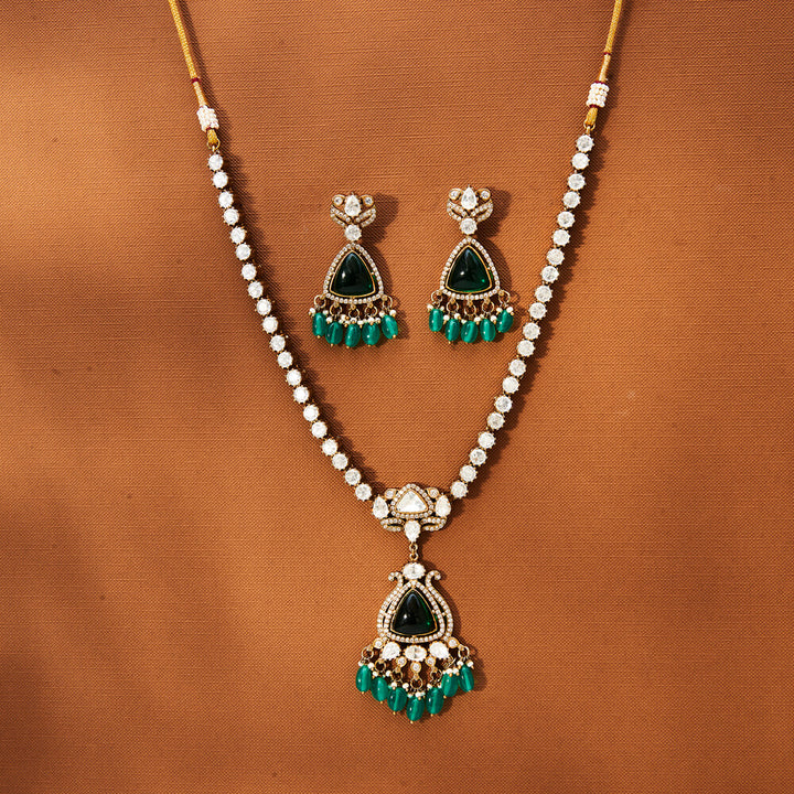 Kundan Classic Necklace With Victorian Plating 302394