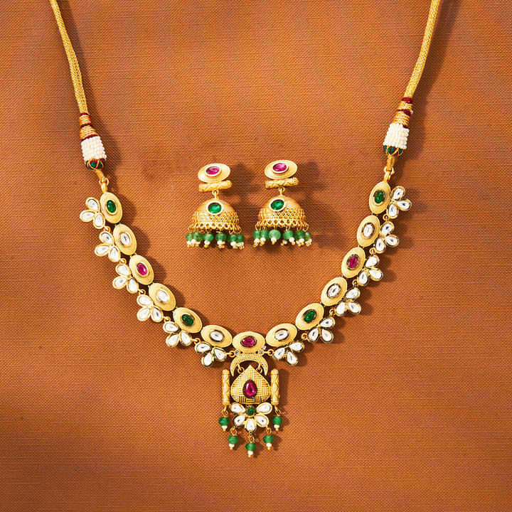 Kundan Classic Necklace With Matte Gold Plating 302412