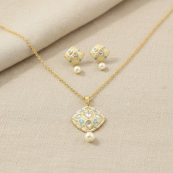 303190 Kundan Classic Pendant Set With Carat Gold Plating