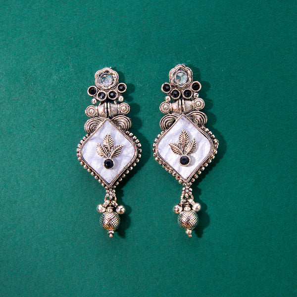 808184 Mother Of Pearl Earring With Oxidised Plating